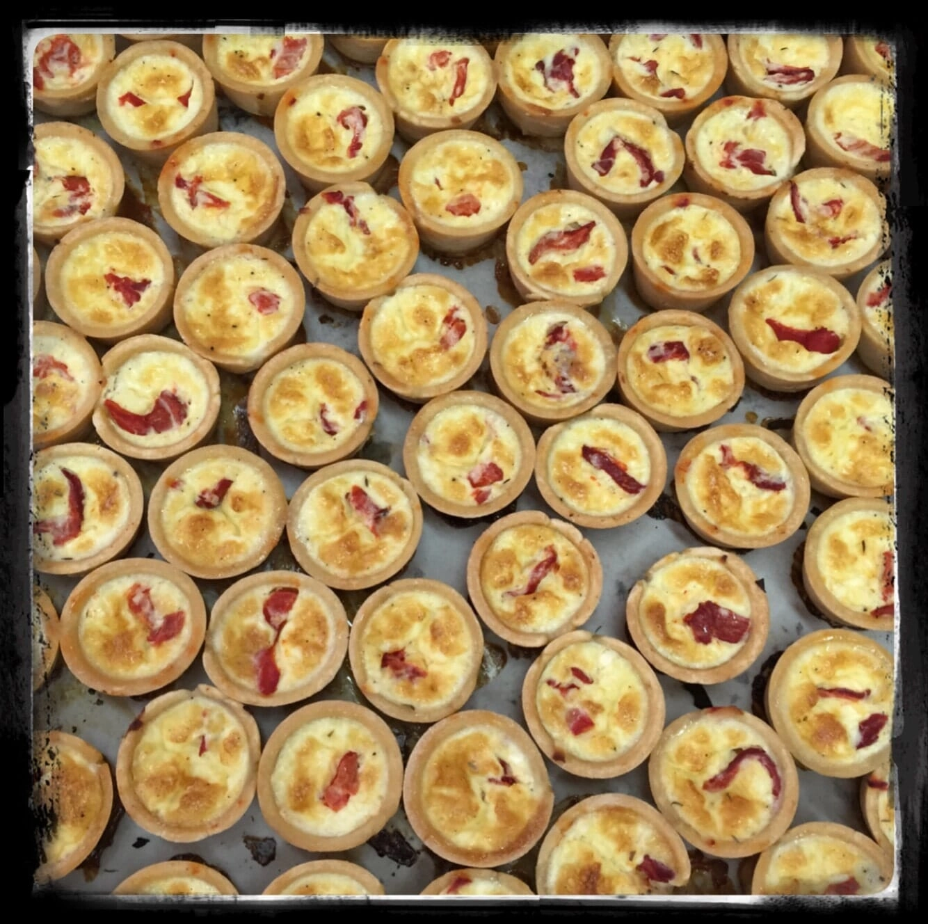 מבצע 2 מגשי מיני קישים רגיל / טבעוני/ללא קמח חיטה/ מאפה פילו ב- 130 ש"ח מבצע 2 מגשי מיני קישים רגיל / טבעוני/ללא קמח חיטה/ מאפה פילו ב- 130 ש"ח