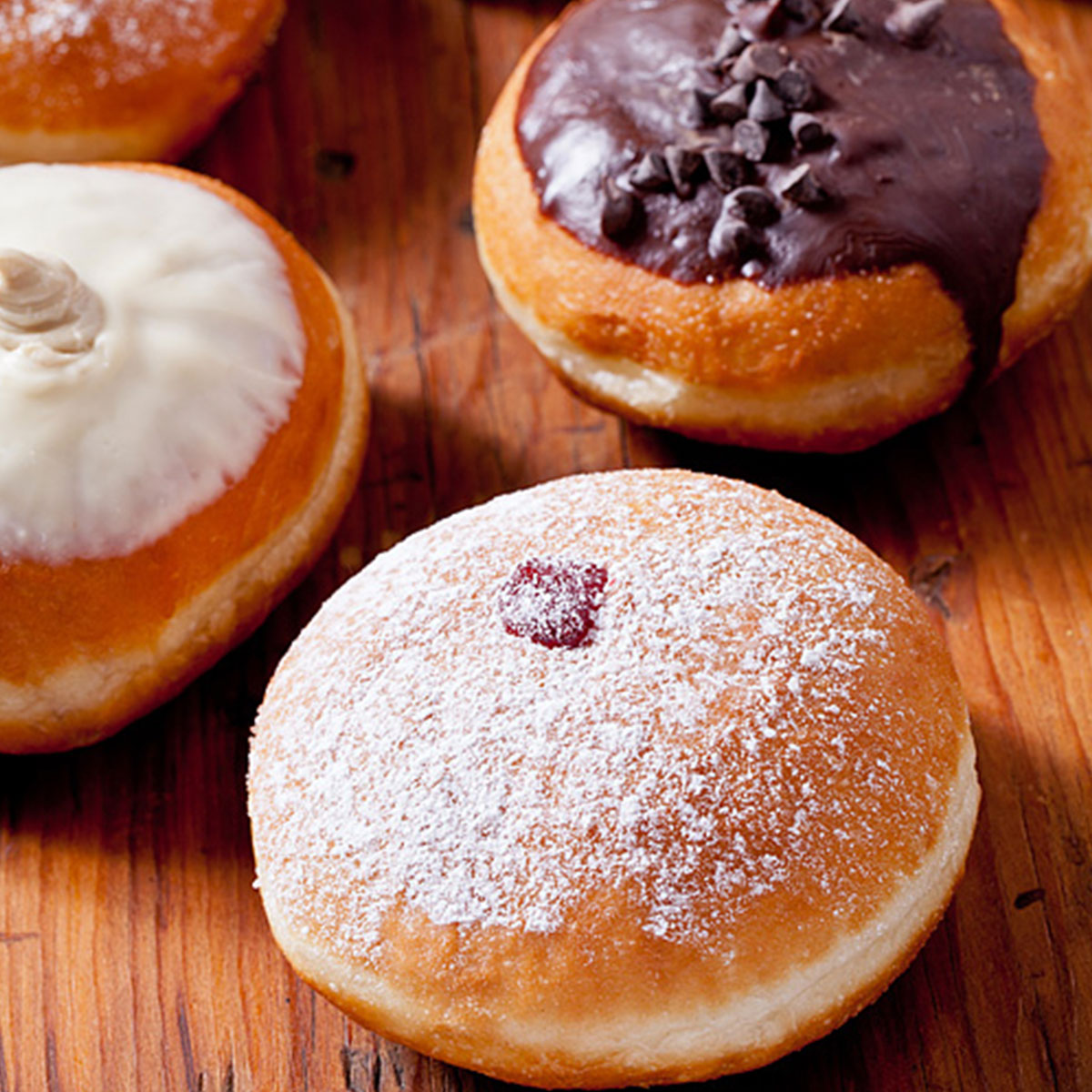 סופגניות ריבה תות אווריריות וממכרות עם אבקת סוכר (פרווה)